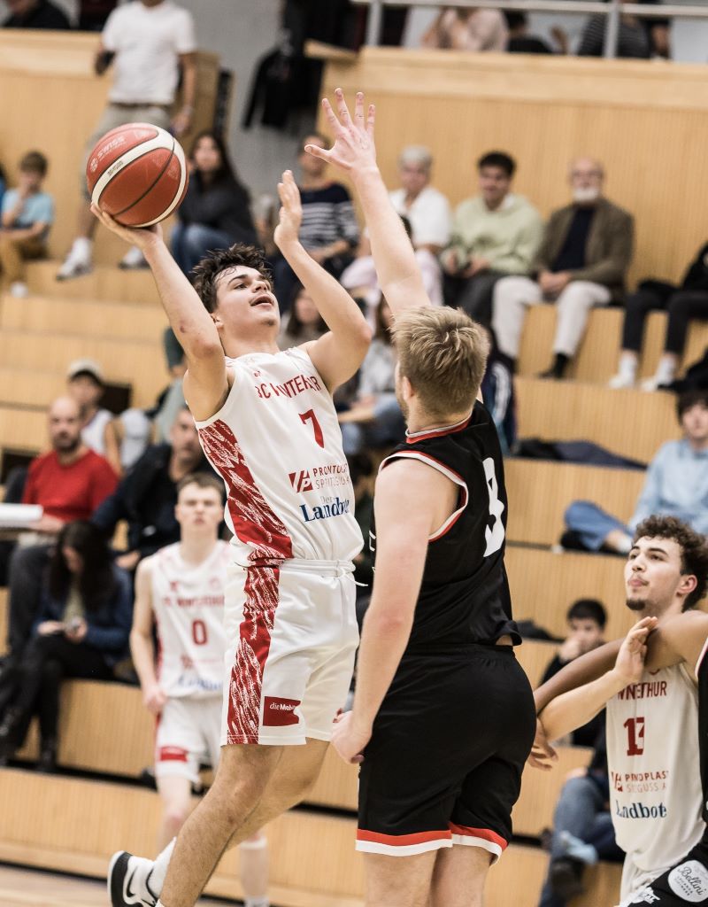 Julian Gramatic beim Korbleger BC Winterthur