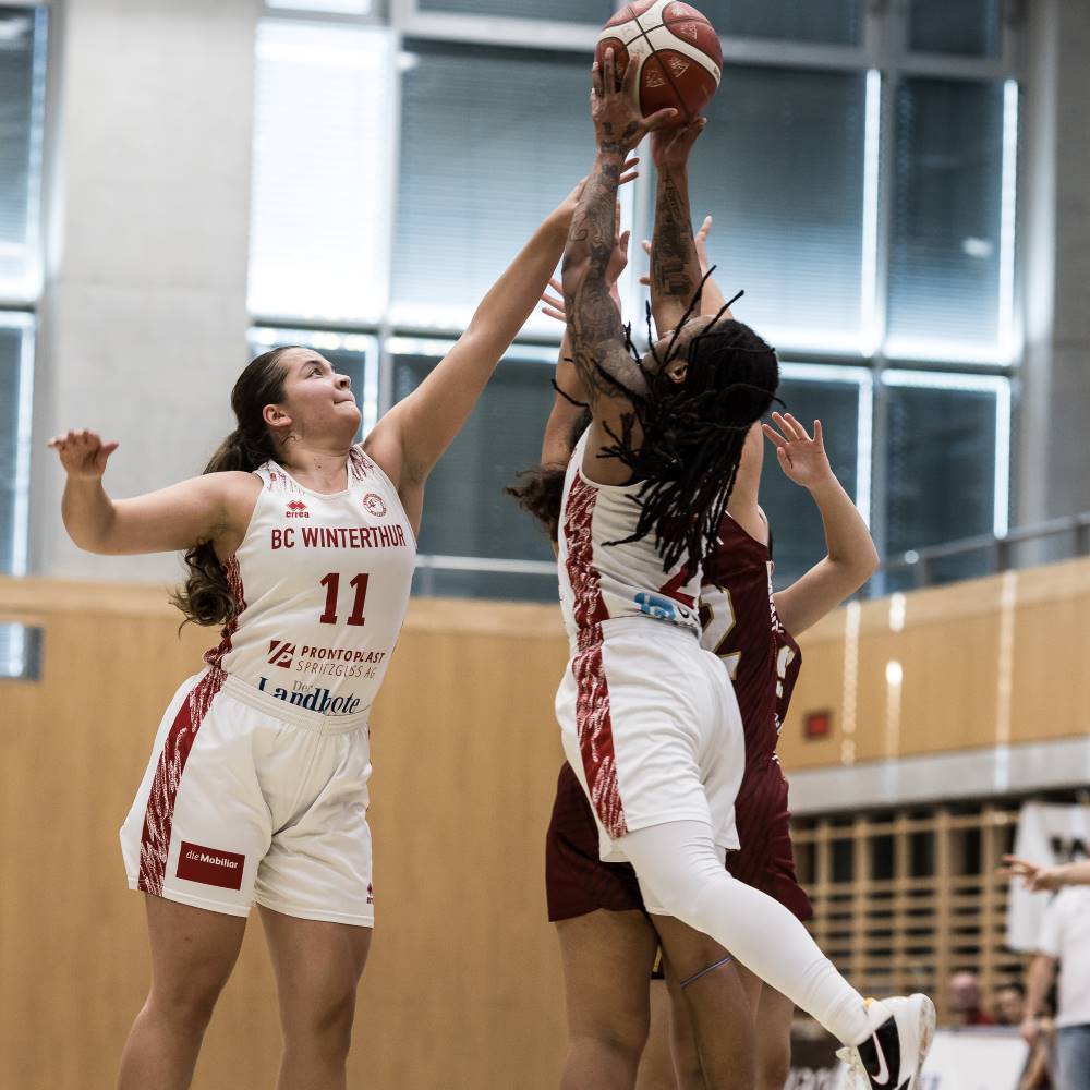 Lisa Hofstetter und Lashonda Monk beim Rebound - BC Winterthur